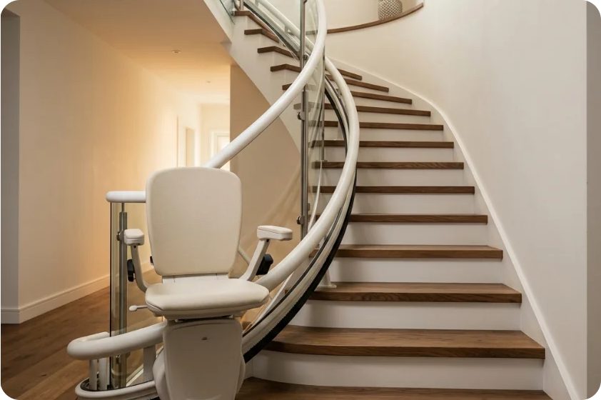 Monte-escalier tournant avec rail cintré sur mesure dans un escalier à virage